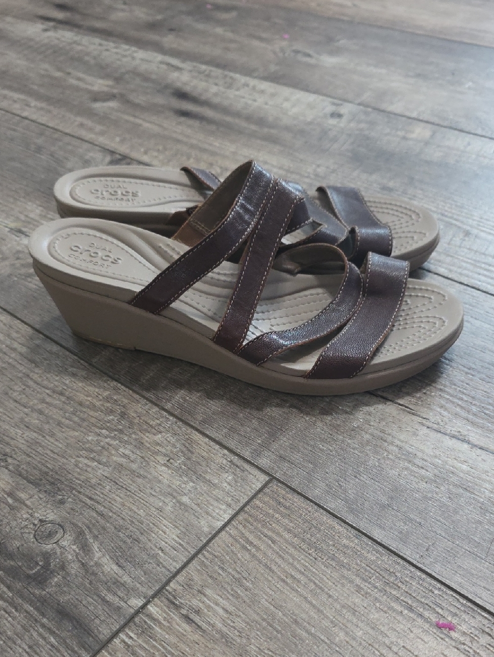 Crocs Womens 8 Brown Leather Strappy Mini Wedge Sandals Slides Leigh Ann